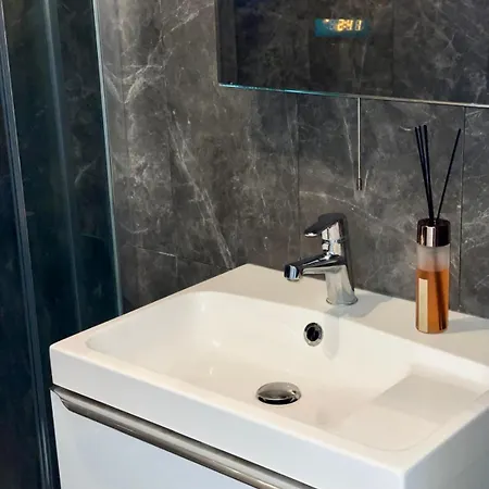 Apartment Avec Terrasse, Parking, Piscine Proche Et Centre A Cannes