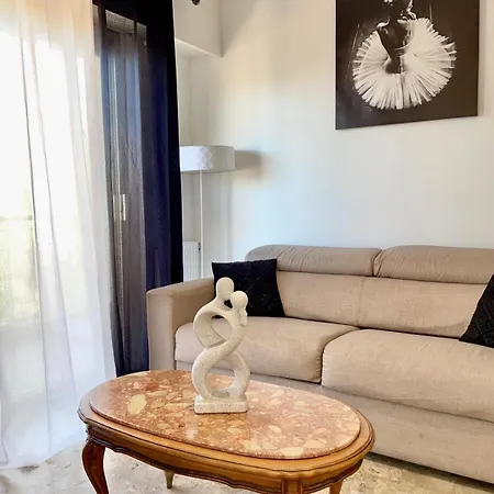 Avec Terrasse, Parking, Piscine Proche Et Centre A * Cannes