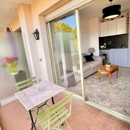 Avec Terrasse, Parking, Piscine Proche Et Centre A *