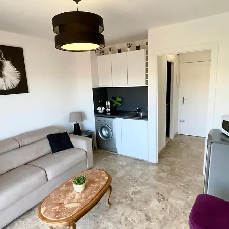 Avec Terrasse, Parking, Piscine Proche Et Centre A Appartement *
